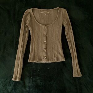 Army green scoop neck long sleeve nonadjustable button top.